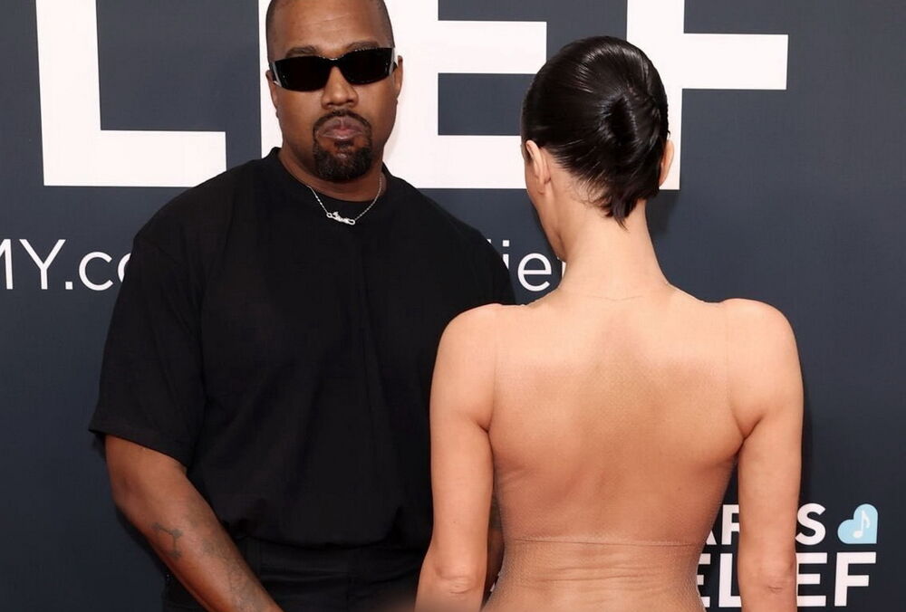 Канье Уэст планирует выпускать футболку со свастикой