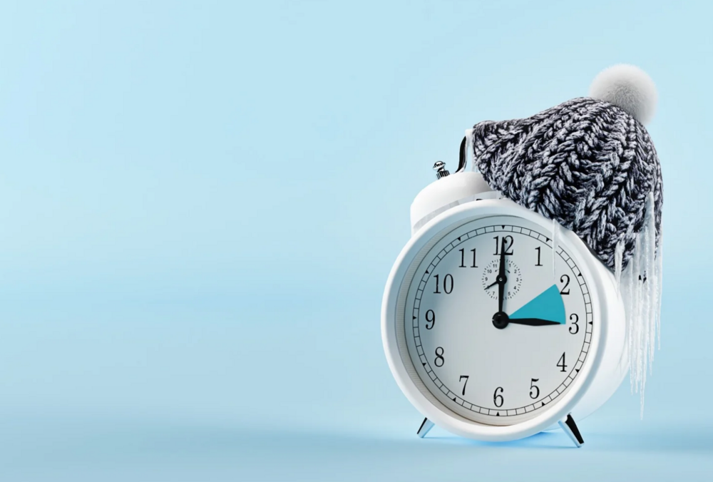 Украина переводит часы на зимнее время: в ночь на 26 октября стрелки назад