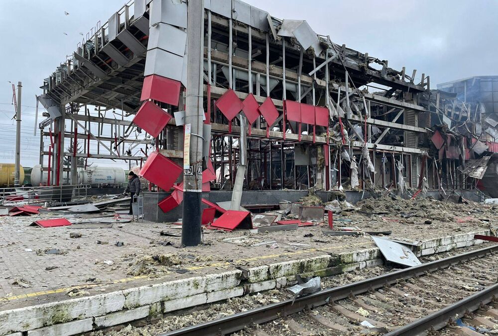 У Фастові окрім залізничного вокзалу під удар потрапило депо: фото, відео