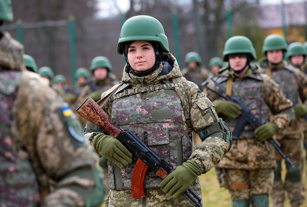 В Латвии хотят ввести срочную службу для женщин