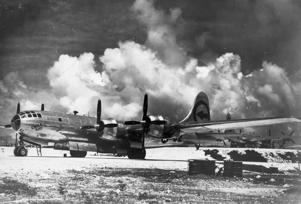 Пентагон видалить тисячі фото про рівність та інклюзивність - у списку жінки-пілоти та бомбардувальник Enola Gay