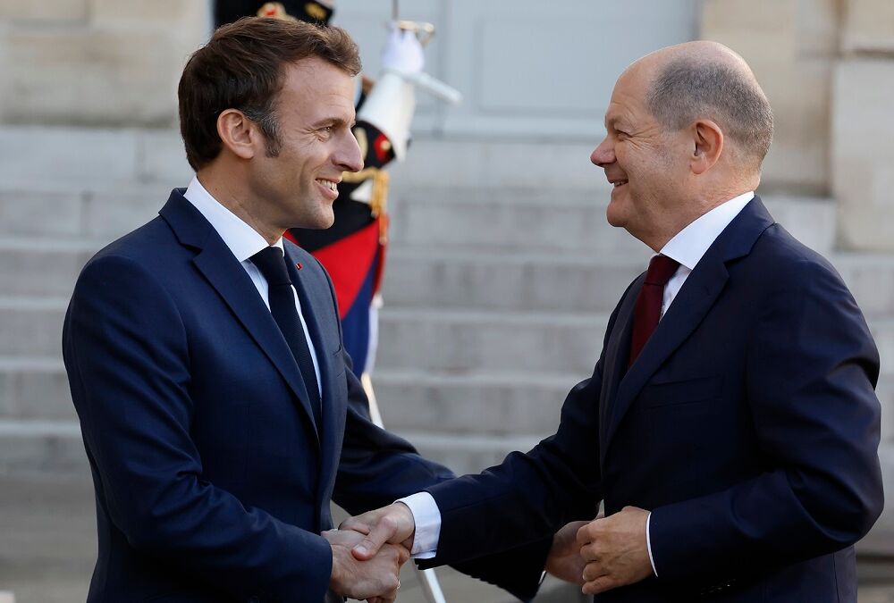 FT: через розбіжності між Макроном та Шольцем затримується допомога Україні