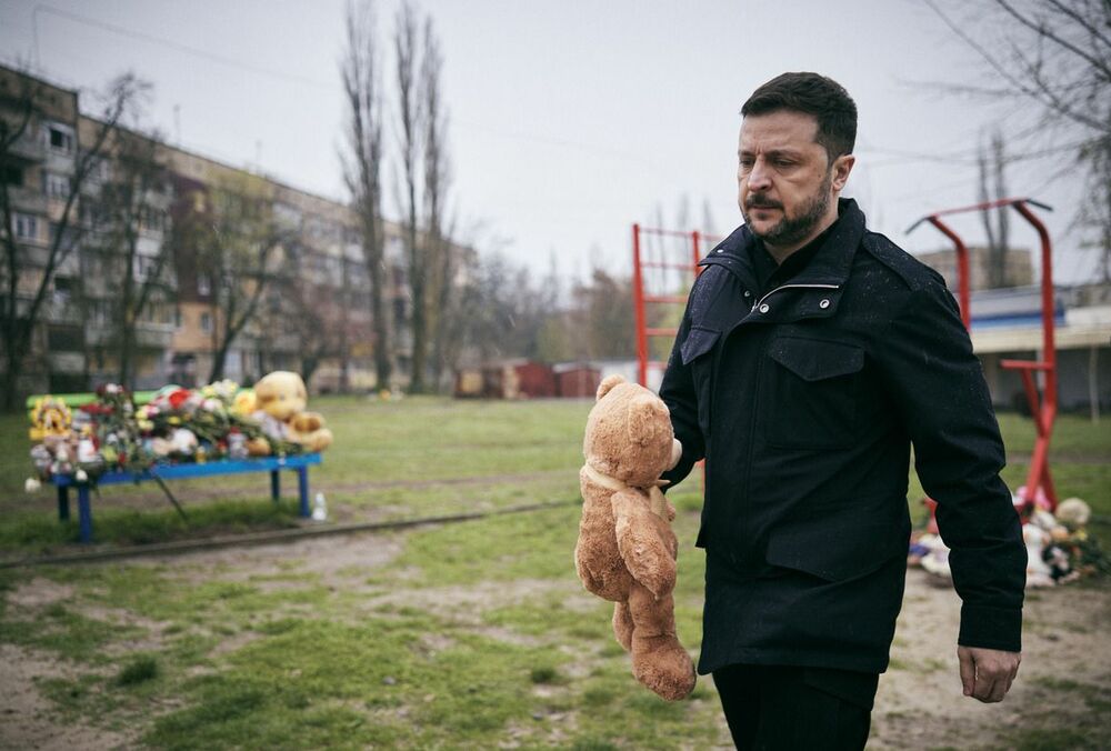 Зеленский почтил память жертв удара в Кривом Роге Зеленский почтил память жертв удара в Кривом Роге