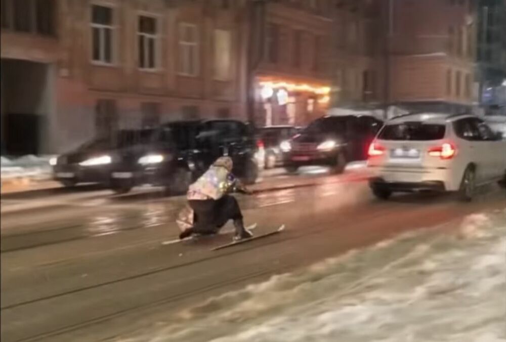 Героєм дивного відео ”бабуся на лижах у Львові” виявився ухилянт у розшуку