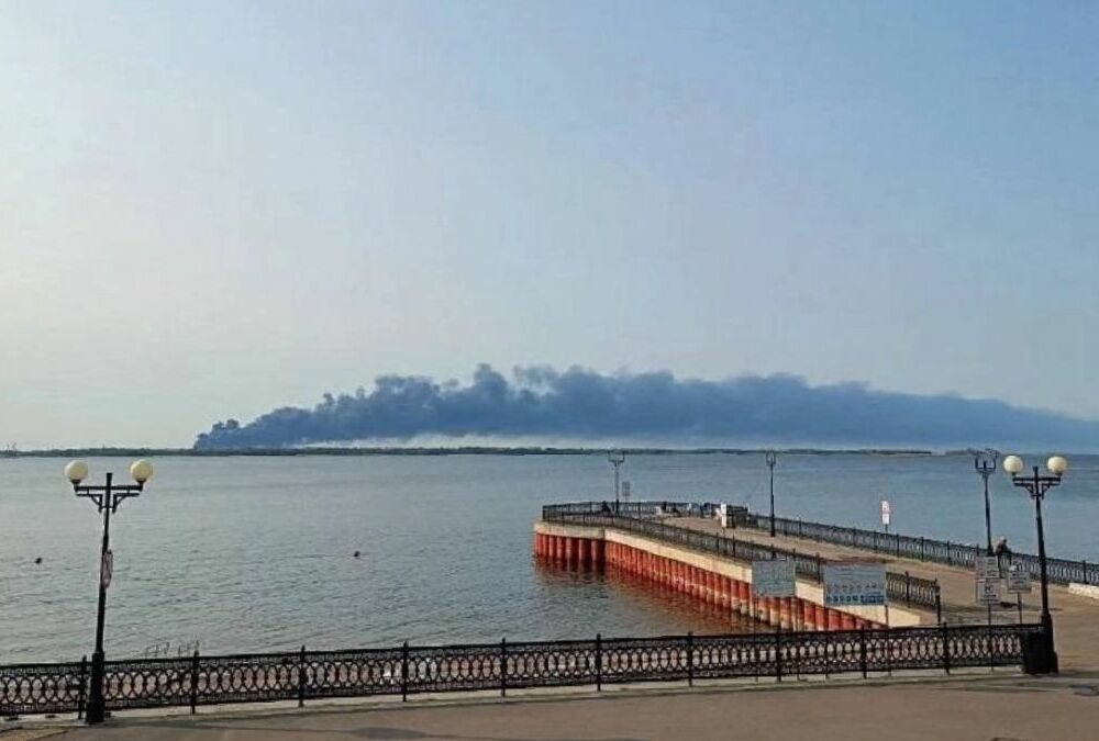 В Энгельсе после удара третий день подряд горит нефтебаза