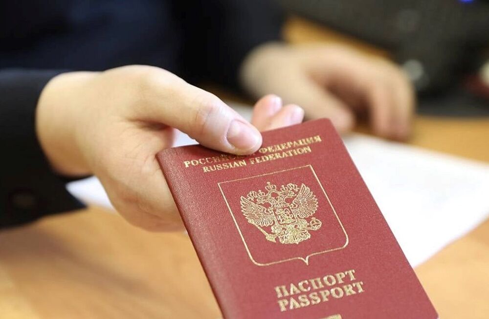 На Луганщині окупанти загрожують випускникам без паспорта РФ недопуском до іспитів