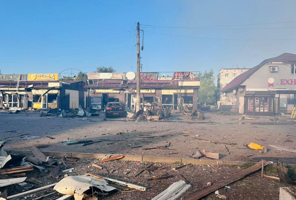 У Добропіллі 2 загиблих та 14 поранених: перші кадри наслідків російської атаки