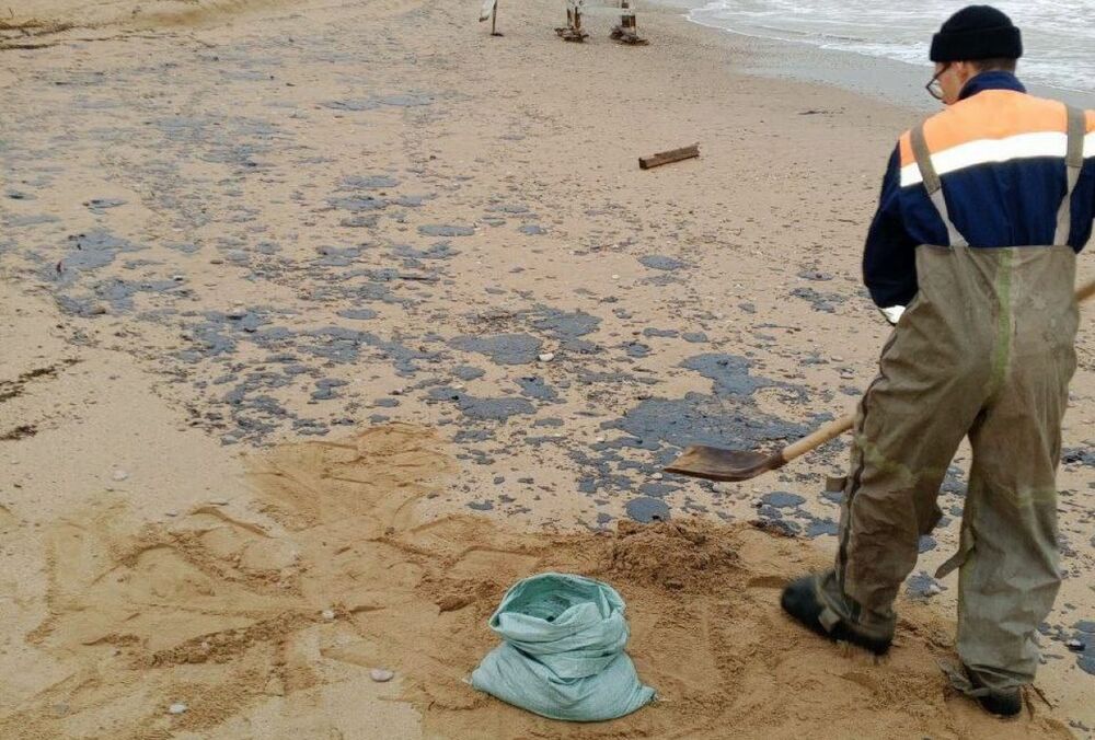 Из-за пятна мазута в Севастополе объявили чрезвычайную ситуацию