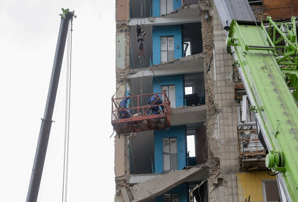 Из-под завалов разрушенного жилого дома в Киеве достали тела 5 человек