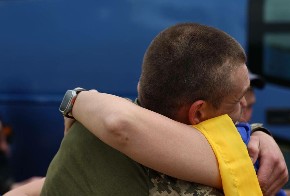 Зеленский подтвердил второй обмен военнопленными и показал лица освобожденных защитников: фото