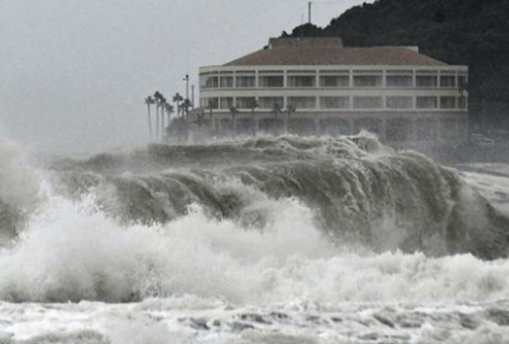 Токио накрыл мощный тайфун, более 350 авиарейсов пришлось отменить