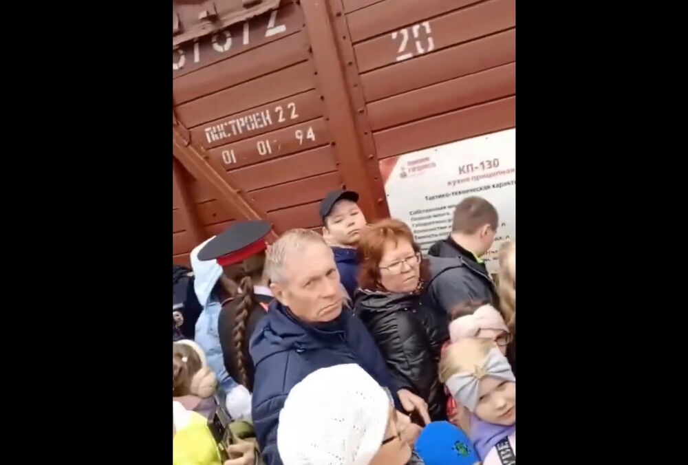 Росіяни побилися за безкоштовну кашу з ”поїзда перемоги”: відео Росіяни побилися за безкоштовну кашу з ”поїзда перемоги”: відео