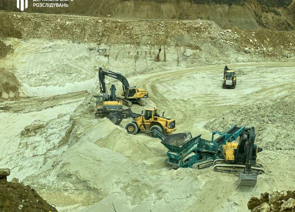 Машини, земля та споруди: суд заарештував майно родичів Медведчука та Козака