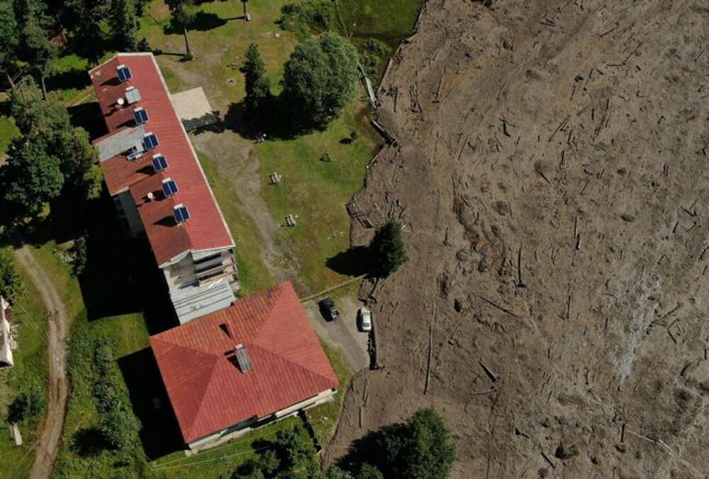 У Грузії через зсув ґрунту загинула українка, її дитина зникла