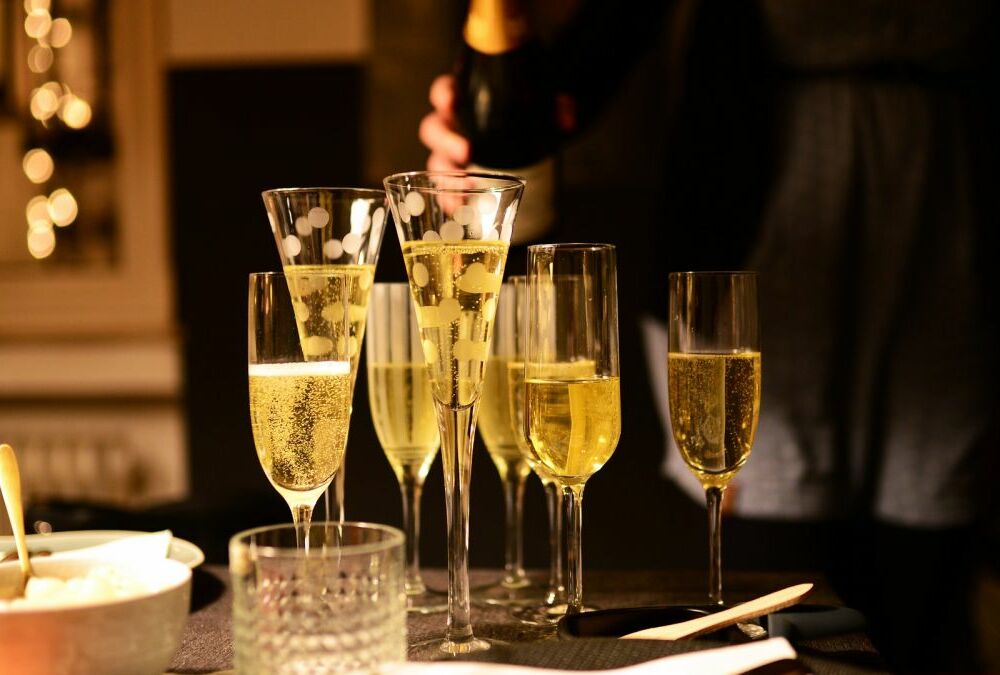 Выбрасывать не стоит: что делать с недопитой бутылкой шампанского