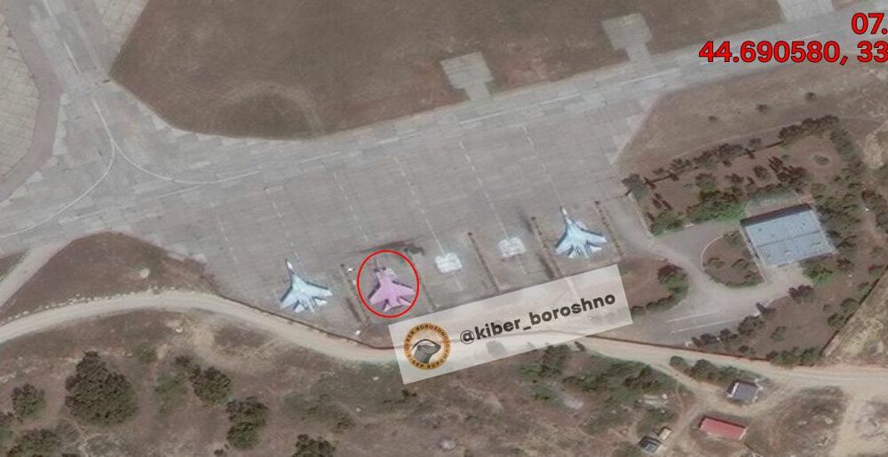 На аеродромі Бельбек помітили рожевий макет МіГ-31: фото