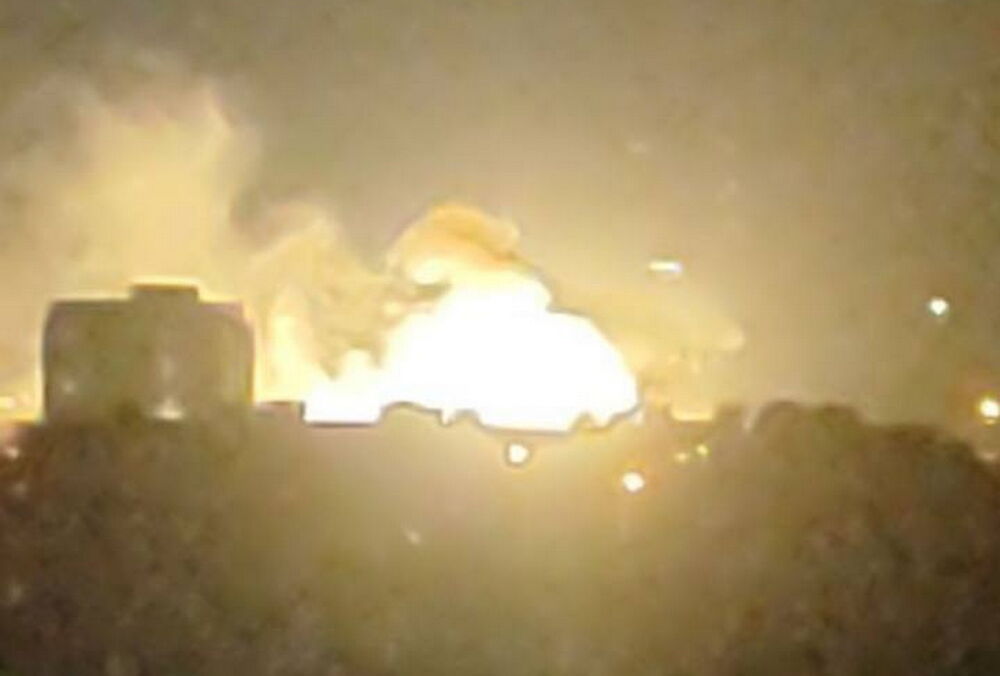 Во Владивостоке после взрывов горят электроподстанции: жители без света