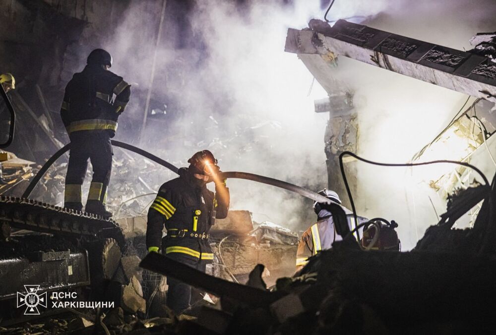 В Харькове среди руин разрушенного российским ударом дома нашли тело женщины