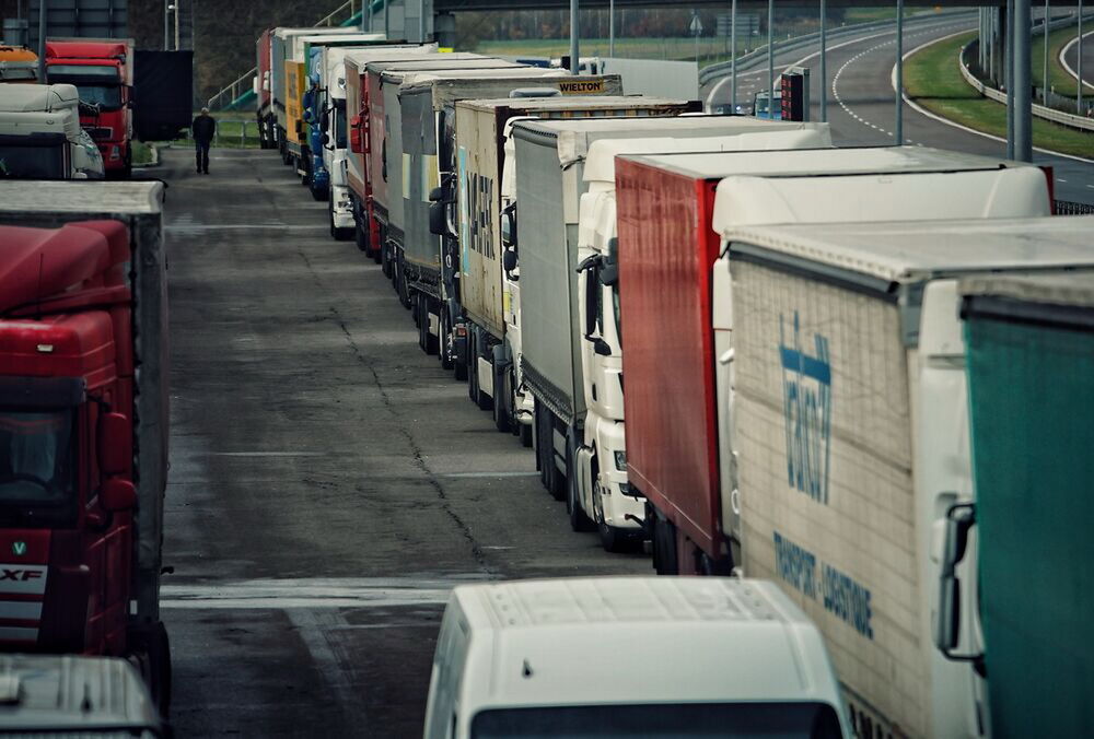 Эвакуация водителей на границе: перевозчиков интересует, кто будет охранять груз