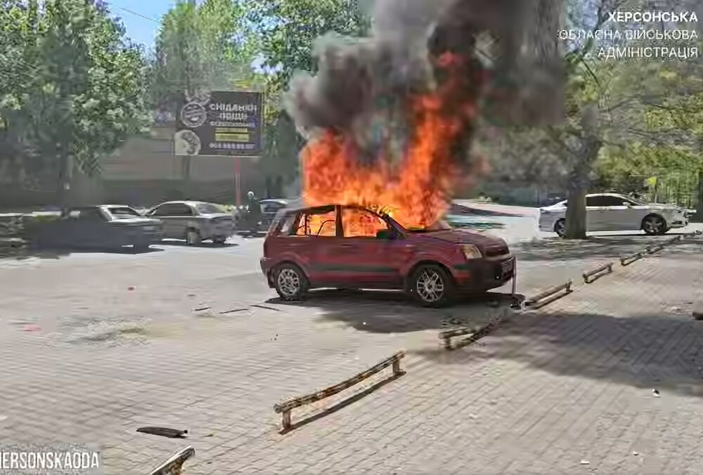 Россияне ударили по парковке в Херсоне, два человека ранены