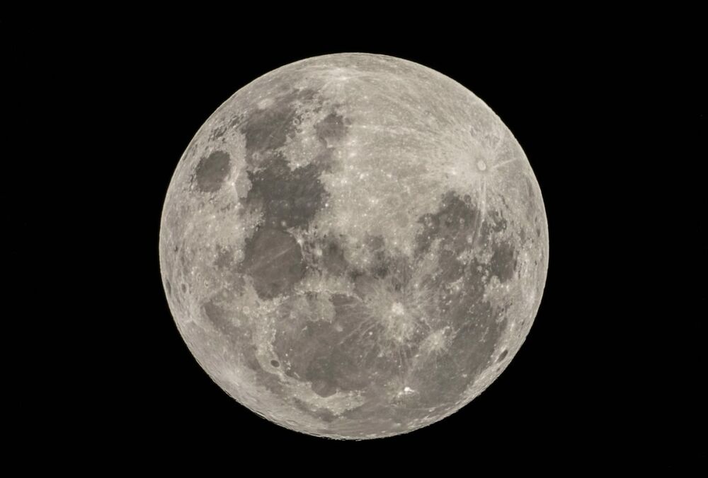 Российская станция ”Луна-25” пробила на Луне новый кратер