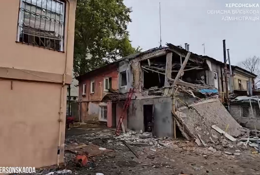 Россияне накрыли огнем жилые дома в Херсоне: есть разрушения Россияне накрыли огнем жилые дома в Херсоне: есть разрушения