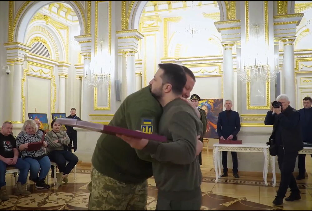 Обнимались и улыбались: у Зеленского показали награждение Залужного (видео) Обнимались и улыбались: у Зеленского показали награждение Залужного (видео)