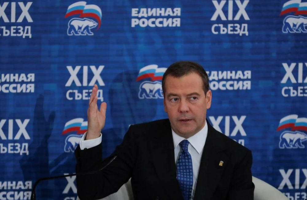 Медведєв відповів на заклик Естонії не видавати візи росіянам: ”То, что вы на свободе, наша недоработка”