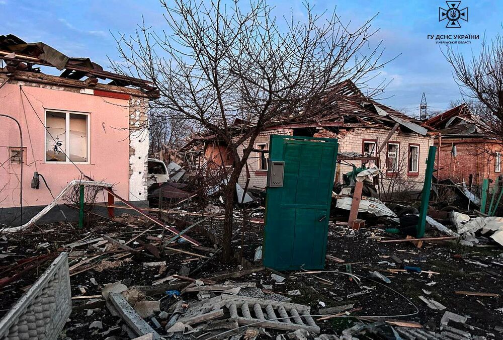 Росіяни вдарили ракетами по житловому сектору у місті Сміла: 8 постраждалих (фото) Росіяни вдарили ракетами по житловому сектору у місті Сміла: 8 постраждалих (фото)