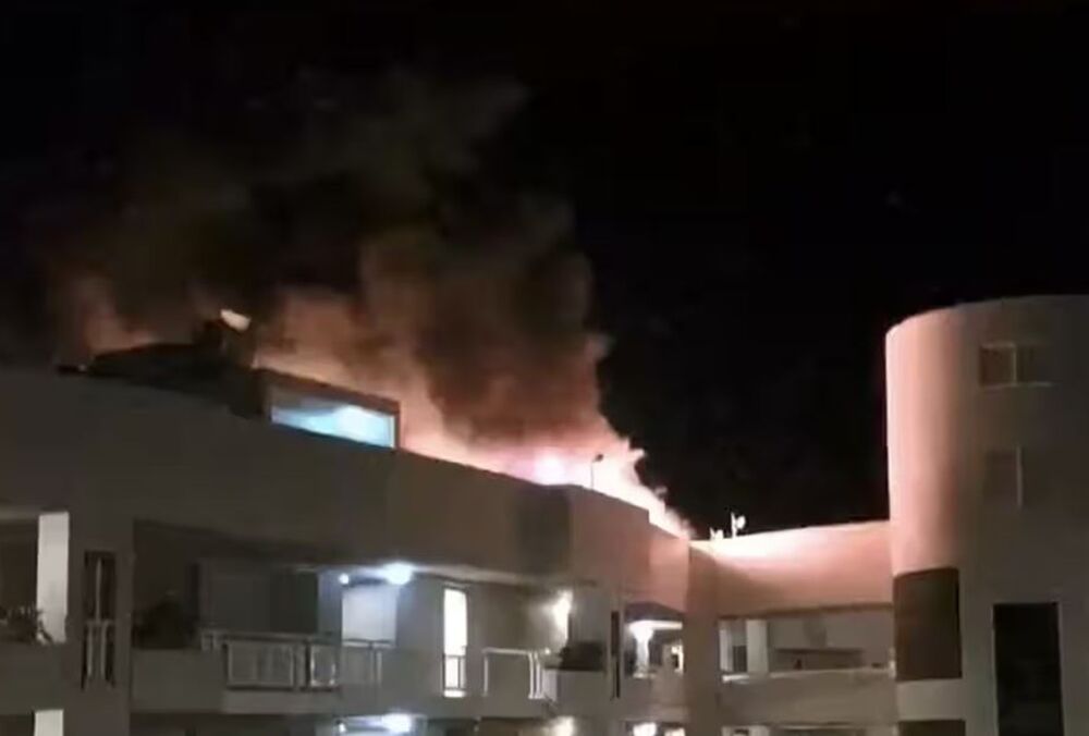 В Австралии вертолет упал на крышу отеля