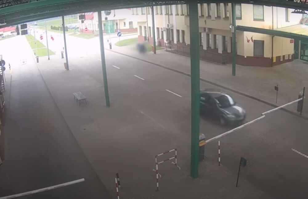 Француз протаранил шлагбаум на польской границе, так хотел жить в России (видео)