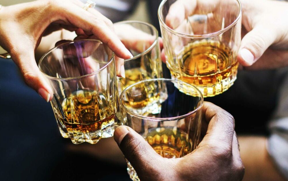 К вечеринке нужно подготовиться, или — как алкоголь влияет на внешность