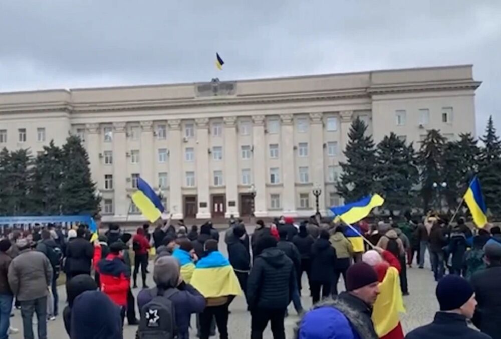 Оккупанты завезли в Херсон ”активистов” для зарисовки украинской символики 