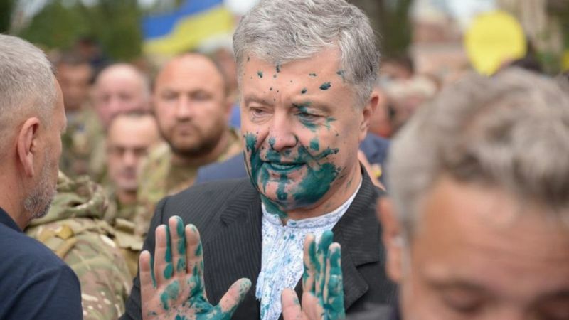 Порошенко облили зеленкою. порушник затриманий Порошенко облили зеленкою. порушник затриманий