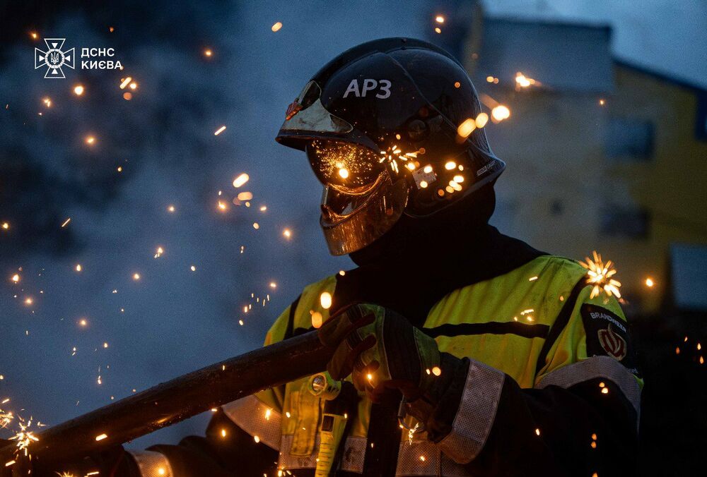 В Оболонском районе Киева продолжаются аварийные работы после российского обстрела 6 апреля