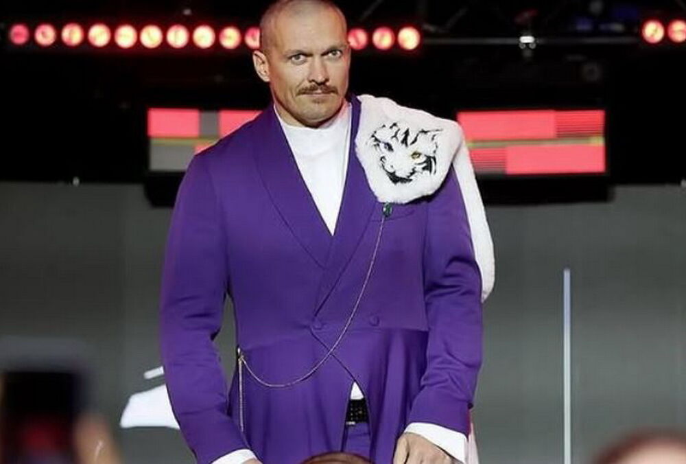 Усик появился на церемонии прибытия перед боем с Фьюри в эффектном костюме: что он означает