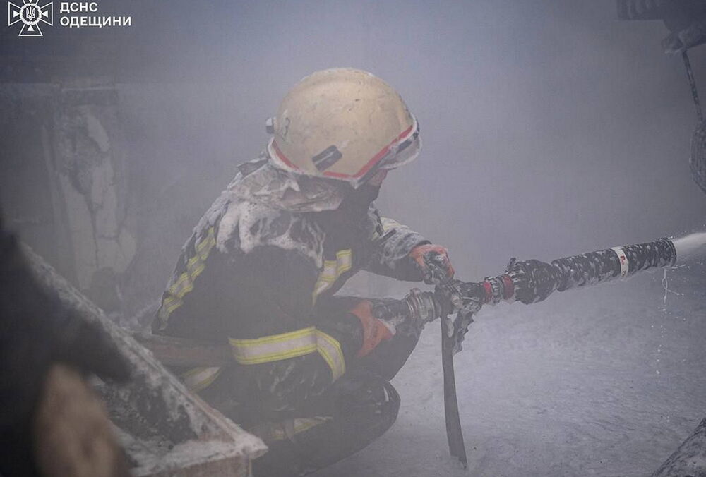 Робот помог спасателям потушить пожар на месте российского удара под Одессой: фото