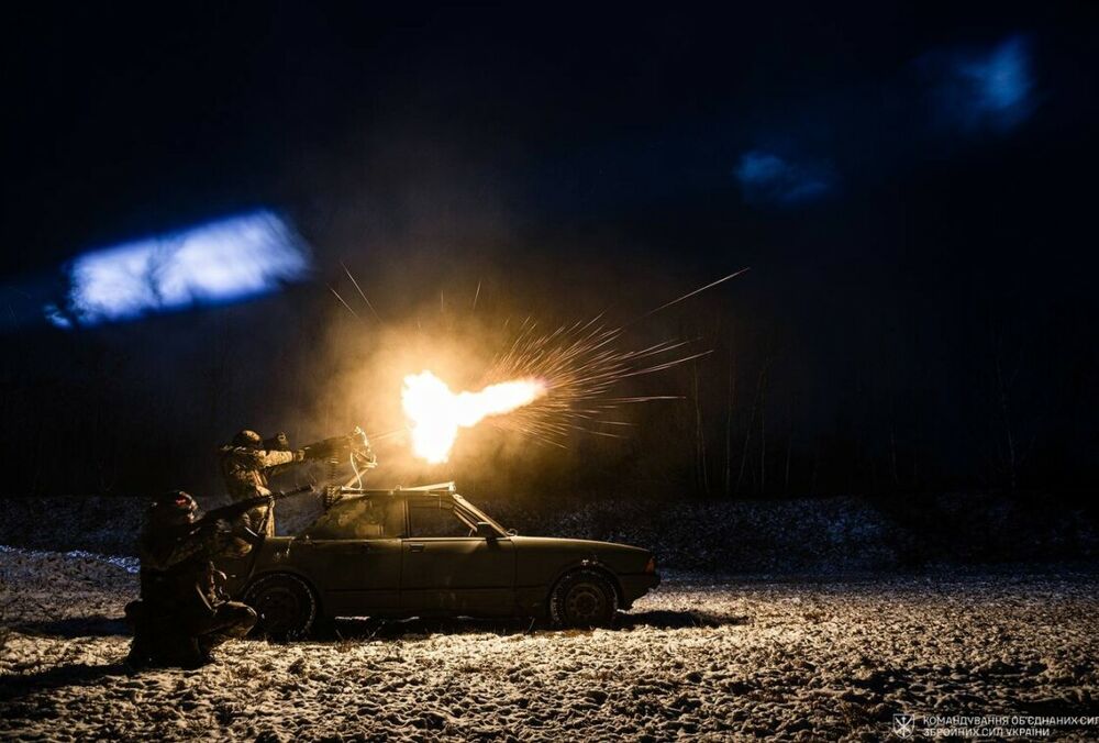 У центрі Києва впали уламки російського дрона