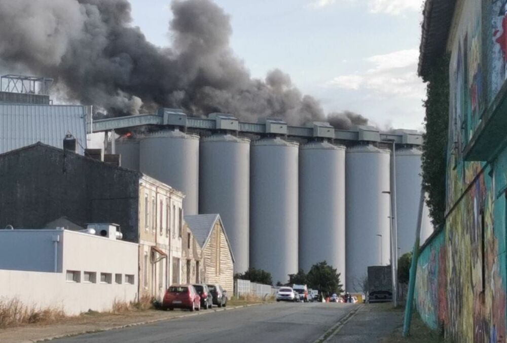 Во Франции горят силосы с зерном: видео