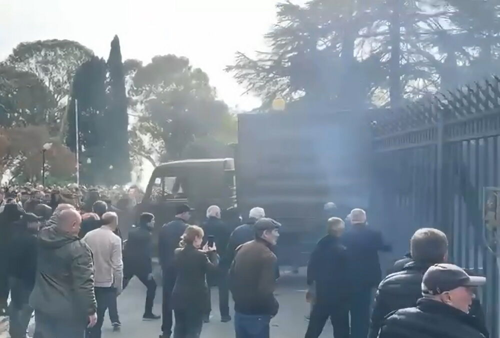 В непризнанной Абхазии вспыхнули протесты из-за инвестиционного соглашения с Россией: видео В непризнанной Абхазии вспыхнули протесты из-за инвестиционного соглашения с Россией: видео