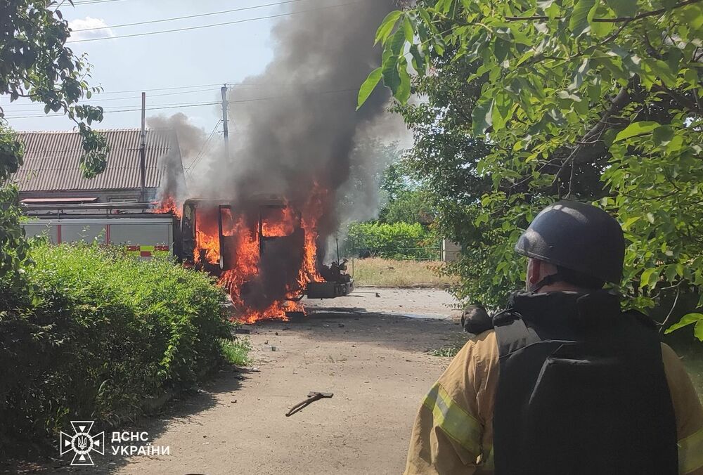 Окупанти прицільно вдарили по рятувальниках у Запоріжжі: повністю згоріла машина (фото, відео)