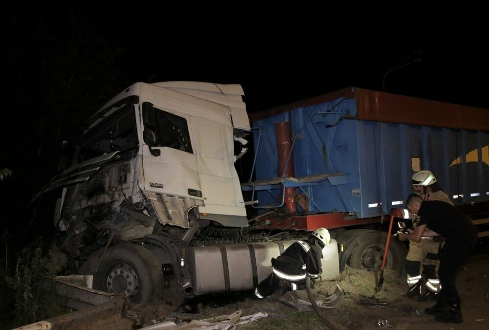 Смертельное столкновение: в Днепре столкнулись сразу четыре грузовика