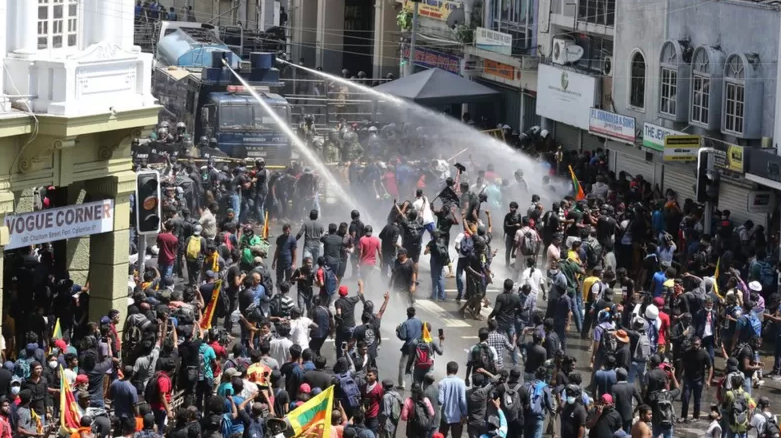 На Шри-Ланке протестующие захватили резиденцию президента: видео