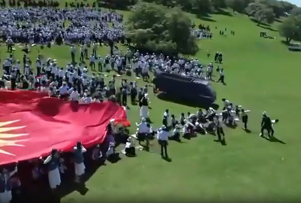 В Кыргызстане грузовик сорвался с горы и въехал в толпу детей: видео