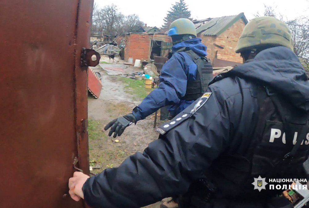 Копи та волонтери евакуювали родину з Бахмута під прицілом російського дрону: відео Копи та волонтери евакуювали родину з Бахмута під прицілом російського дрону: відео