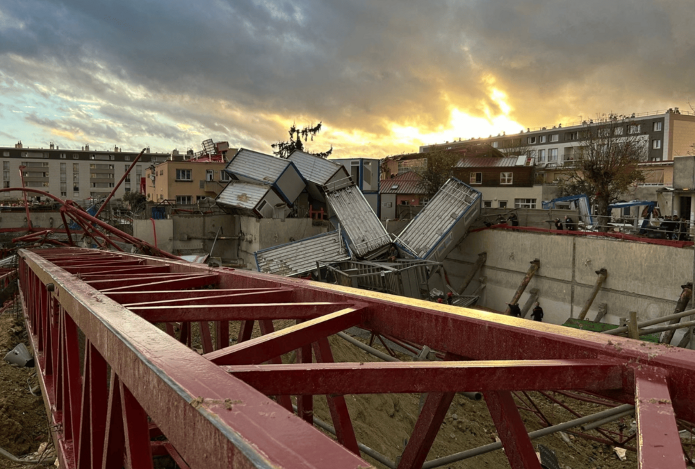 Пригород Парижа накрыл торнадо