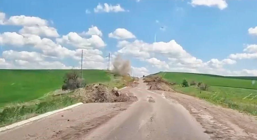 ”Дорога життя” не відрізана: Гайдай спростував фейк про вихід окупантів на трасу Лисичанськ-Бахмут