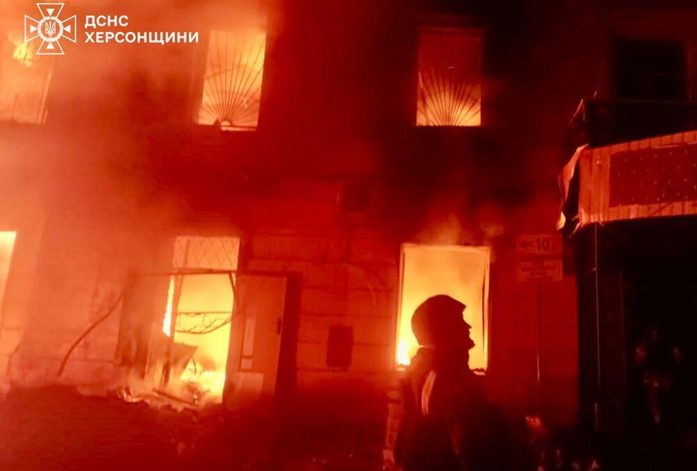 Росіяни атакували Корабельний район Херсона: постраждали троє людей (фото)