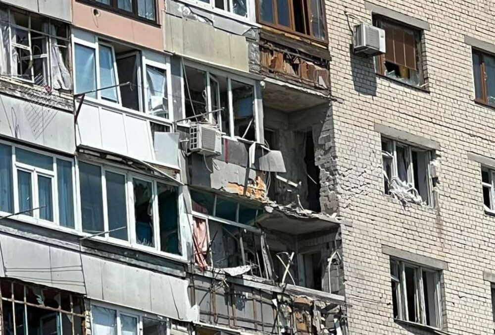 Російські загарбники атакували в Херсоні житлові райони та суднобудівний завод