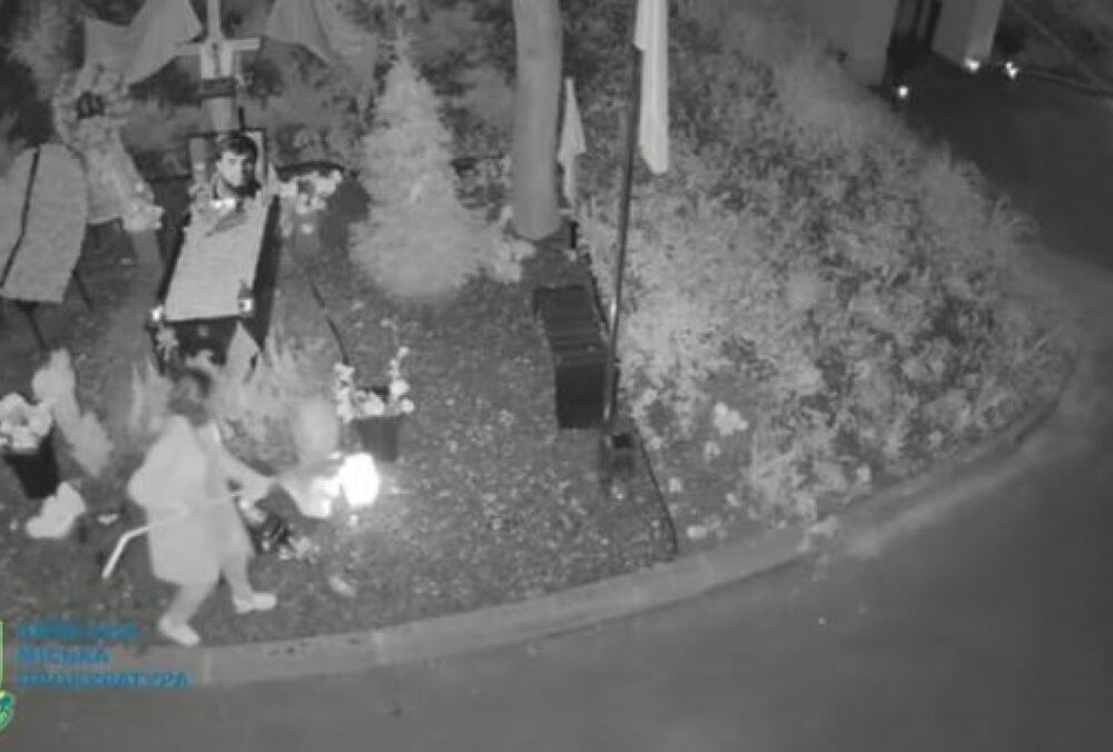 Жінку, яка пошкодила могили військових у Києві, відправили в психлікарню, - ЗМІ